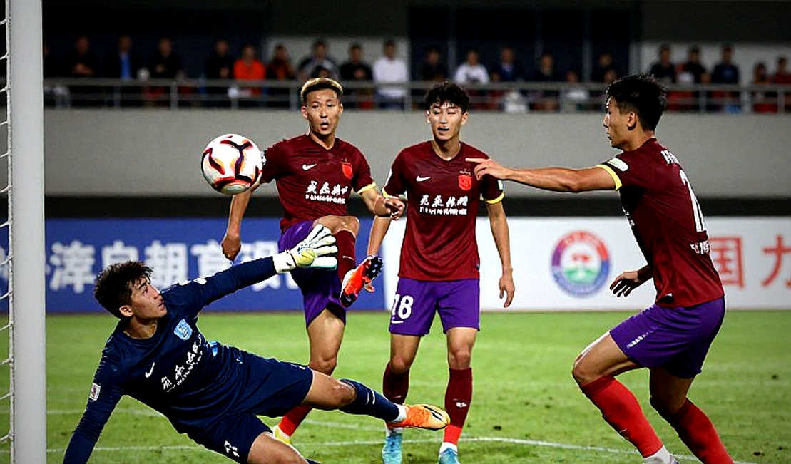 Nico Paz và khoảng bảy mét giữa hàng tiền vệ Manchester United