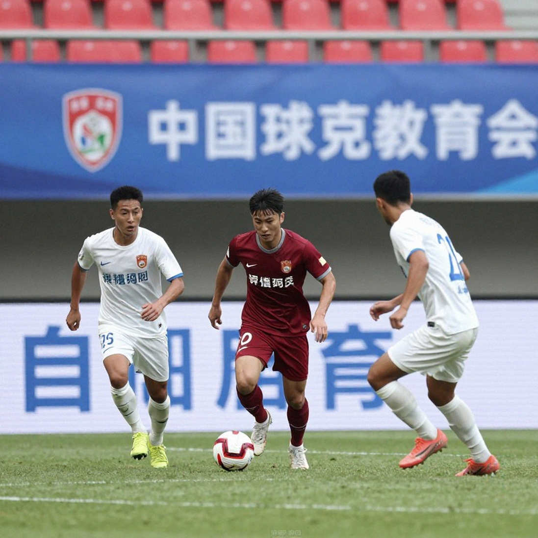 Phân tích chuyên sâu: Bài báo chuyển nhượng Man City với nhiều sai sót nghiêm trọng bị vạch trần Phân tích chuyên sâu: Bài báo chuyển nhượng Man City với nhiều sai sót nghiêm trọng bị vạch trần