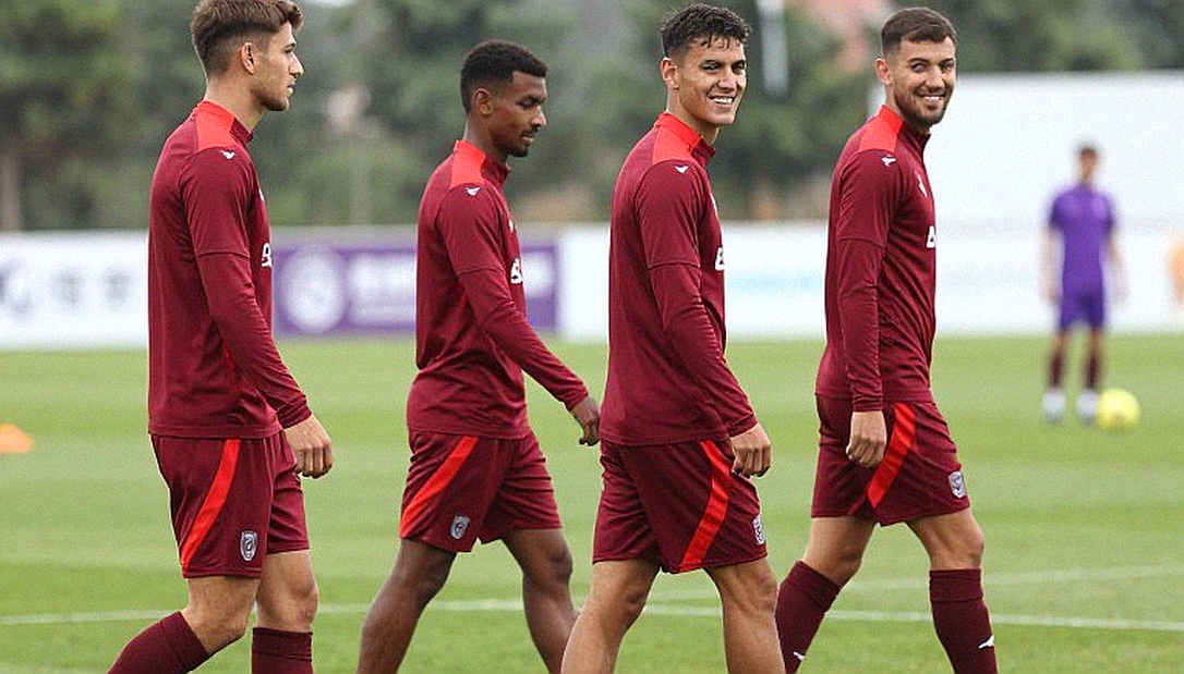 Ronaldo Leaves Portugal Camp: 30 Minutes of Warming Up, 0 Minutes Played, and a Shrinking Role Ronaldo Leaves Portugal Camp: 30 Minutes of Warming Up, 0 Minutes Played, and a Shrinking Role